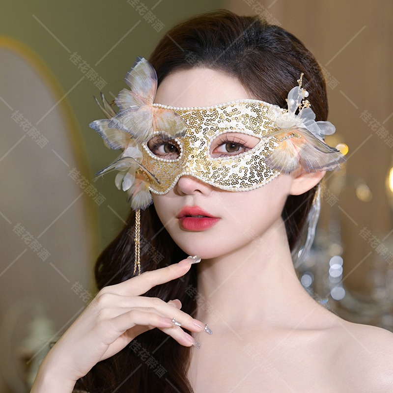 Beauty Halloween Makeup - Gouden vlinder halfgelaatsmasker sexy vrouw make-up