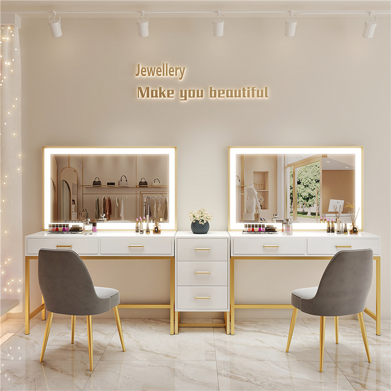 Beauty And Makeup Studio - Nail art make-up artist studio professional